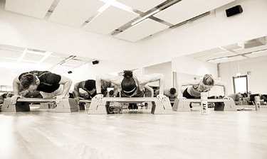 mfit Mgros Ostschweiz beim Liegestuetz Training Persone che eseguono piegamenti sulle braccia